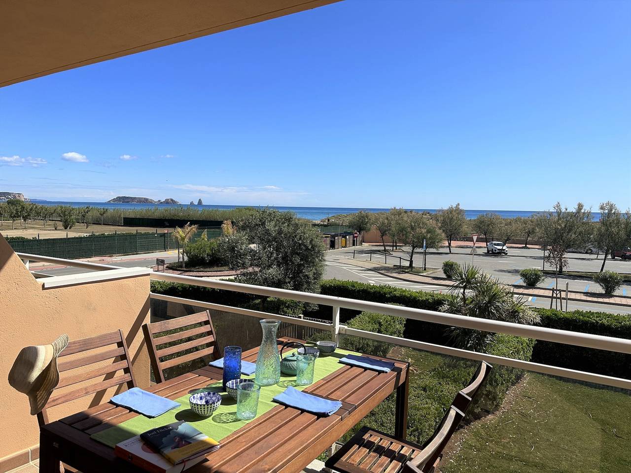 Apartamento entero, Apartamento con vistas al mar. Jardín y piscina comunitarios. in Pals, Costa Brava