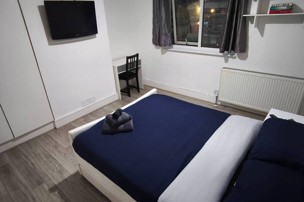 Top Location Large Double Room w Private Bathroom in Chelmsford, Essex