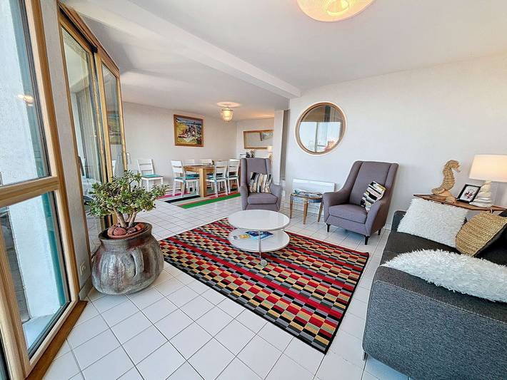 Ganze Wohnung, Helle Wohnung mit Aufzug, Balkon und kostenlosem Wlan in Granville in Granville, Côte de la Déroute