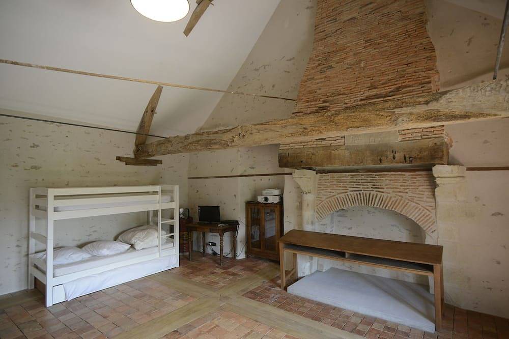 Un très grand loft au milieu d'un parc de verdure, pour un séjour à 3 familles ! in Seiches-sur-le-Loir, Région d'Angers