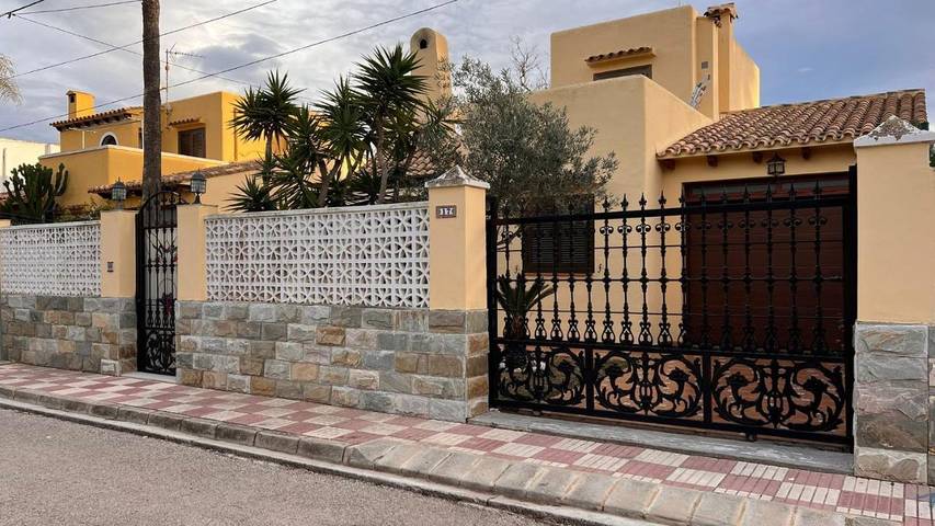 Maison de vacances pour 11 personnes, avec Balcon et Terrasse ainsi que Jardin et Bassin pour enfant à Tavernes de la Valldigna