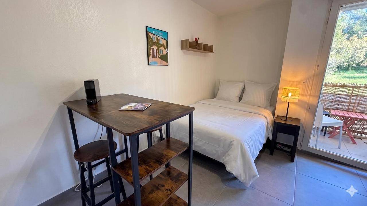 Appartement entier, Le petit nid de Sophia - Studio cosy face aux pins in Biot, Côte méditerranéenne (France)
