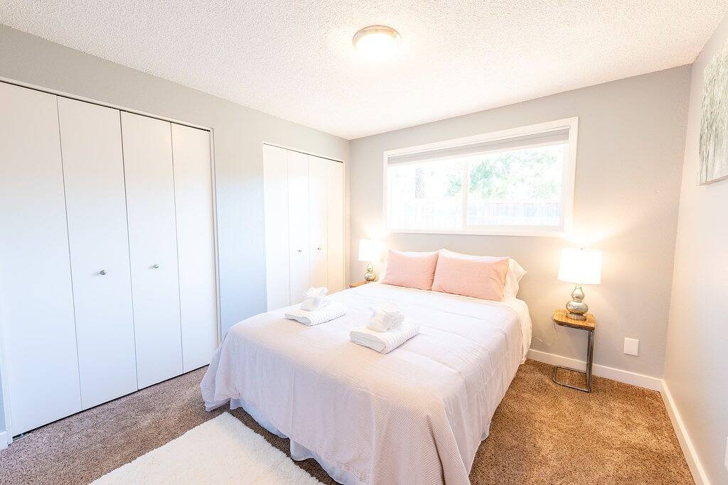 Ganze Wohnung, Bequeme und helle 2Br Wohnung mit eingezäuntem Hof in der Nähe des Washington Square in Tigard, Washington County (OR)