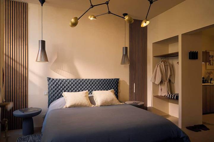 Entire apartment, Atypical suite with private jacuzzi - downtown Cognac in Cognac, Charente