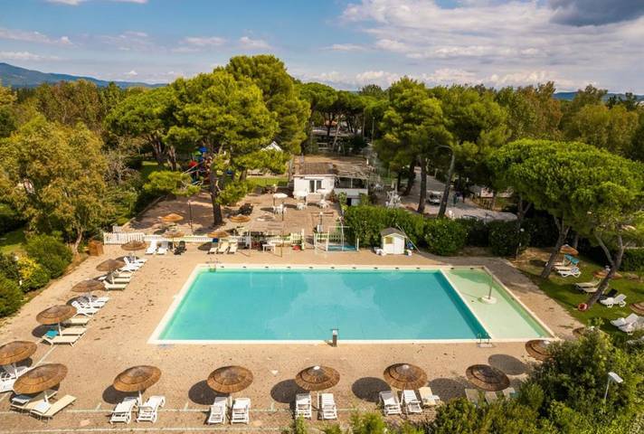 Camping für 4 Personen, mit Terrasse und Garten sowie Pool in Piombino