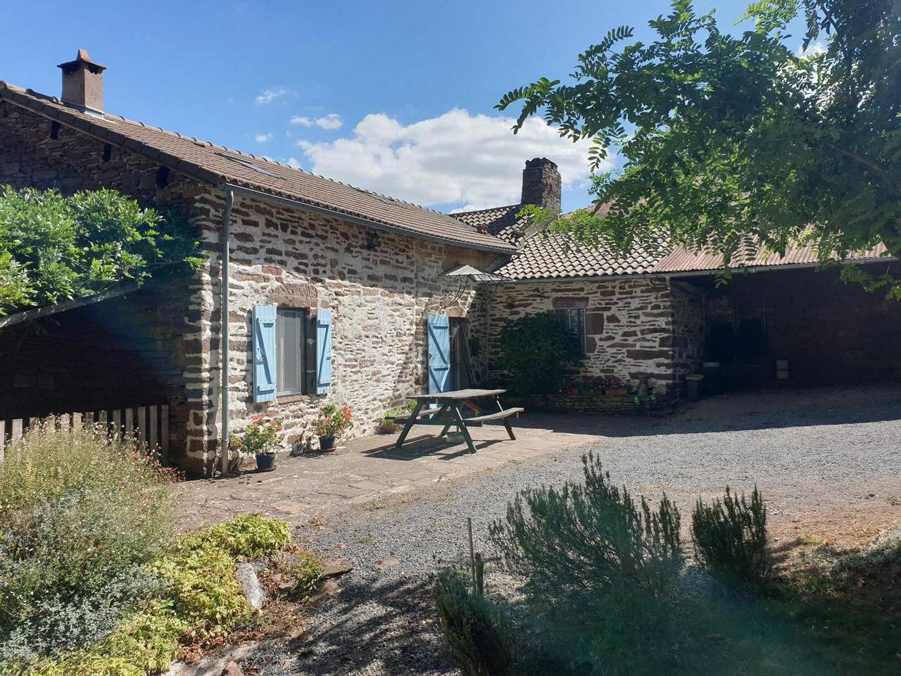 Domaine du Plan Del Poux – Gîte Rural 8 Pers avec Vue sur les Montagnes et Terrasse in Combret, Parc naturel régional des Grands Causses