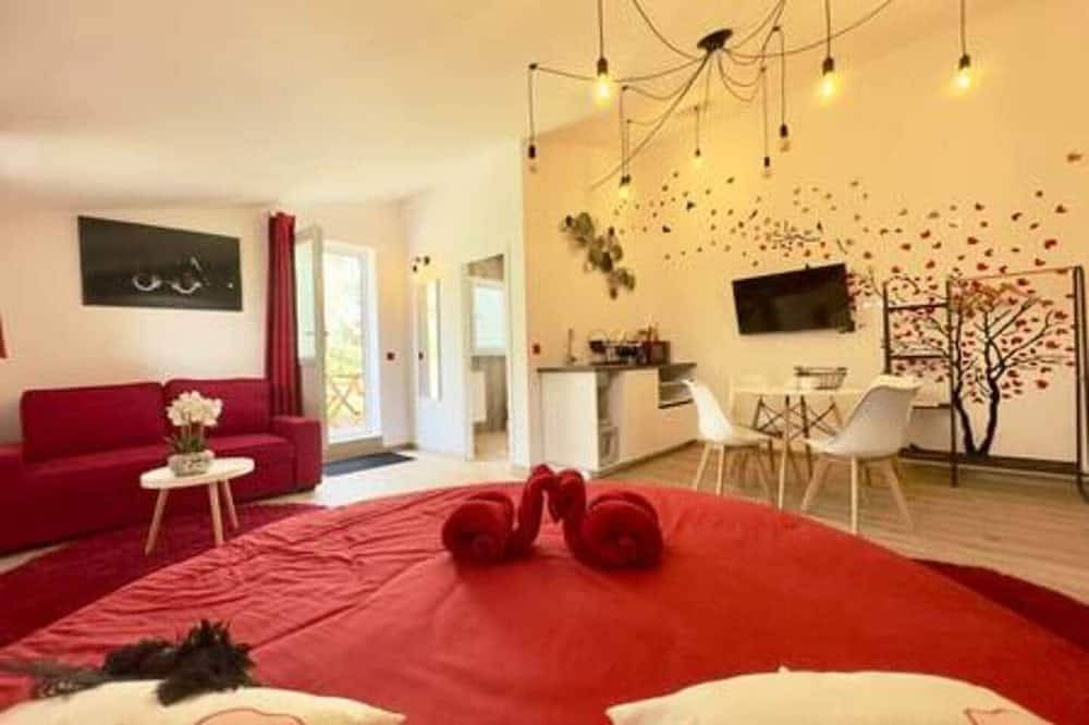 Duplex Red & Black with jacuzzi/massage table in L'Escarène, Nice region