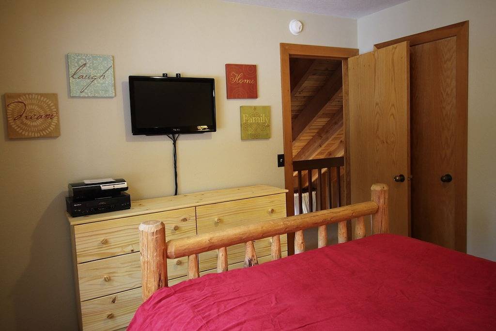 Charmante Hütte in der Nähe von Fort Rock Park und Sharc! Whirlpool! 8 Sharc Pässe inklusive! in Sunriver, Deschutes County