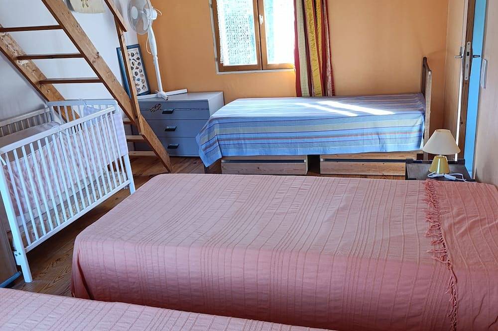 Entire apartment, Charming, cheap apartment in picturesque Maures village in Les Mayons, Draguignan region