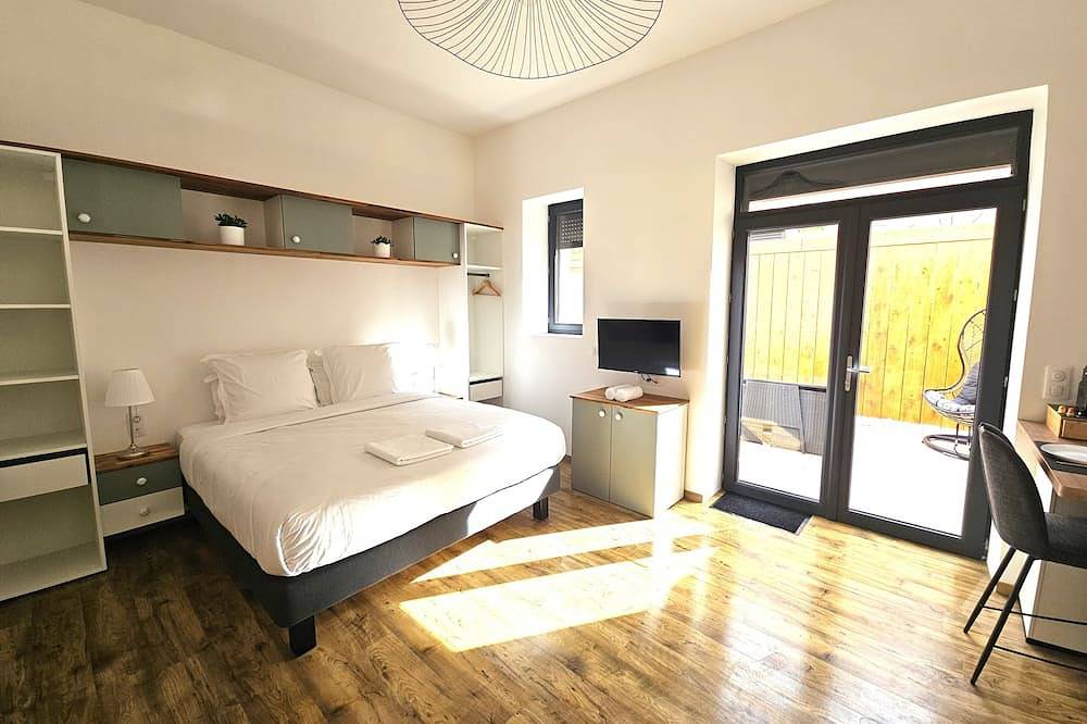 Entire apartment, La Bastide Foch - Appart'Hôtel Premium Downtown - Ground Floor Accessibility in Salon-de-Provence, Aix-en-Provence region