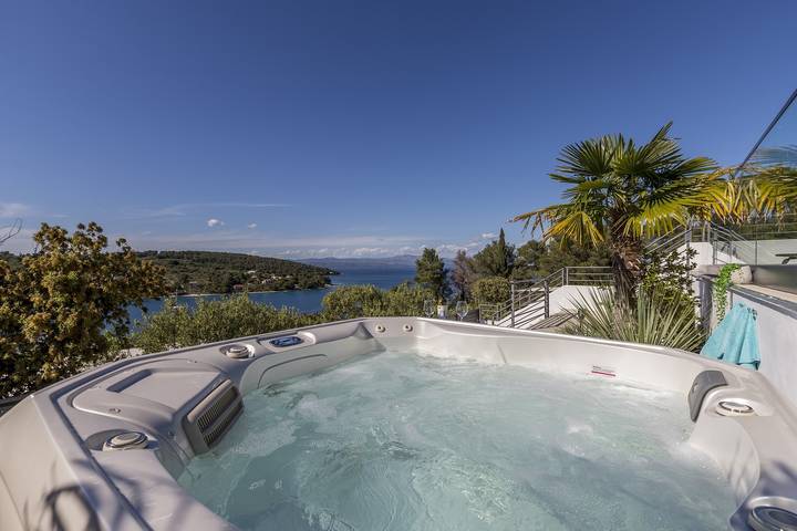 Villa Captain's Haus auf der Insel Solta mit beheiztem Pool, Whirlpool und Meerblick in Necujam, Solta