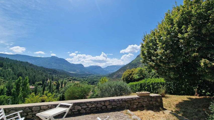 Gîte pour 8 personnes, avec terrasse à Cornillon-sur-l'Oule