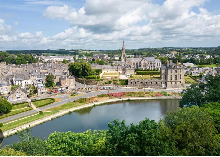 Gîte pour 4 personnes, avec vue ainsi que terrasse et jardin à Quintin