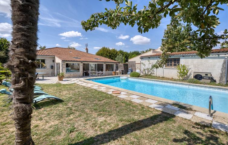 Location de vacances pour 6 personnes, avec Terrasse ainsi que Jardin et Piscine à Clavette (Charente-Maritime)