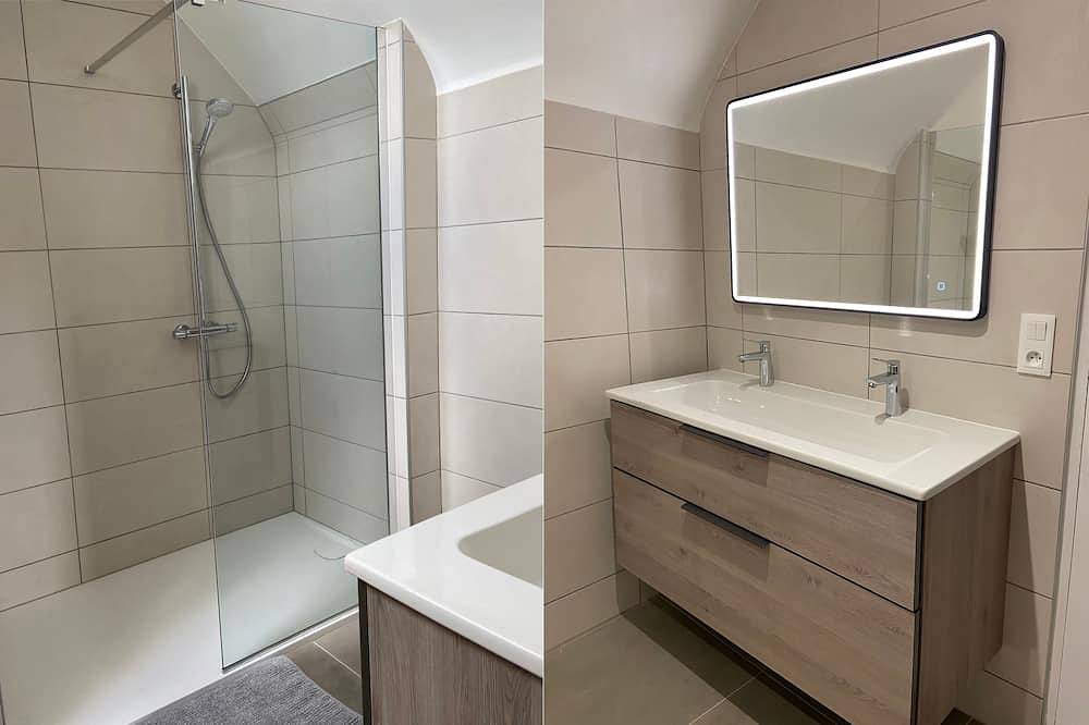 Breton casa de piedra, en una zona tranquila y la playa in Landéda, Región de Brest