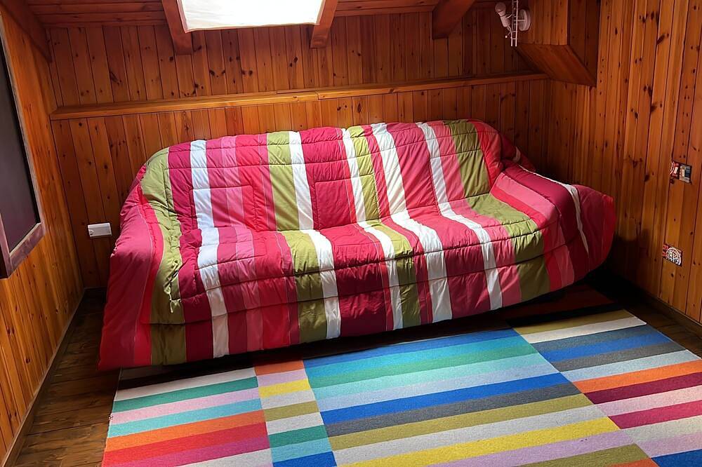 Lake house, lodge style, private beach and indoor bicycle path. in Anfo, Gardasee-Berge