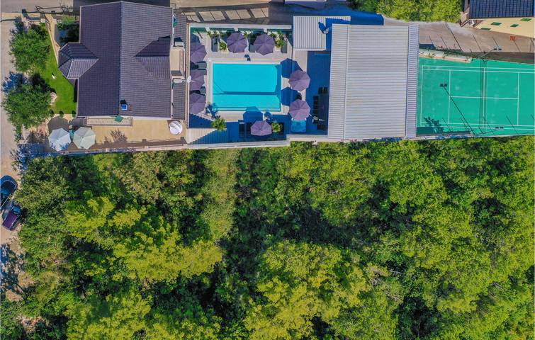 Feriehus for 17 personer, med pool og terrasse samt sauna - 1