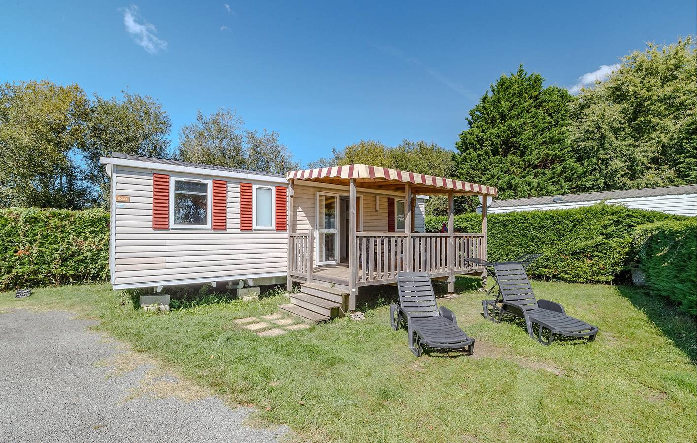 Beachside Mobile Home with Pool & Garden | 2km from Beach in Les Mathes, Côte de Beauté