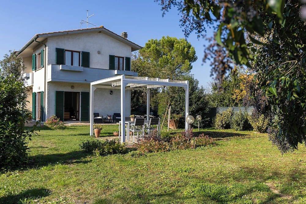 Villa of 120 square meters, surrounded by a large garden, equipped and whirlpool spa in Colle di Val d'Elsa, Provincia de Siena