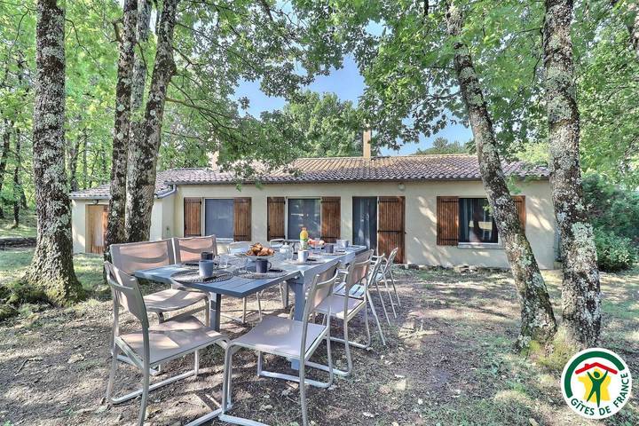 Gîte pour 9 personnes, avec piscine ainsi que jardin et terrasse à Montjoux