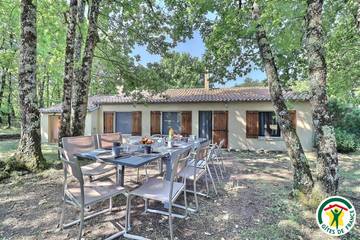 Gîte pour 9 personnes, avec piscine ainsi que jardin et terrasse à Montjoux