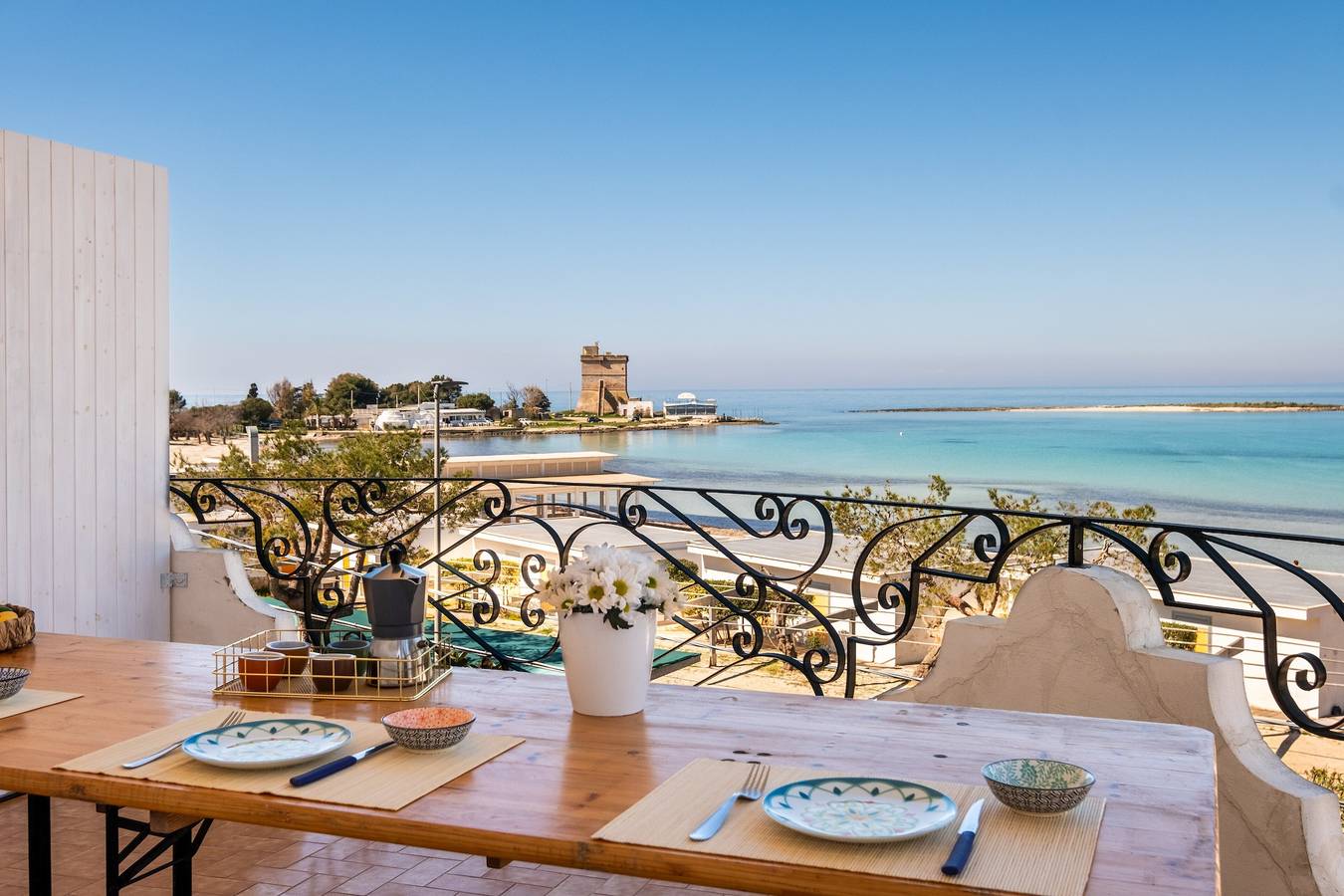 Casa vacanze 'Villa Gaudì - Sagrada' con vista mare, Wi-Fi e aria condizionata in Sant'Isidoro, Golfo di Taranto