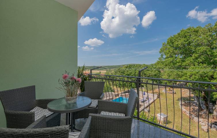 Geräumige 310 m² große Wohnung mit Pool, Terrasse und kostenlosen Parkplätzen in Svib, Makarska Riviera