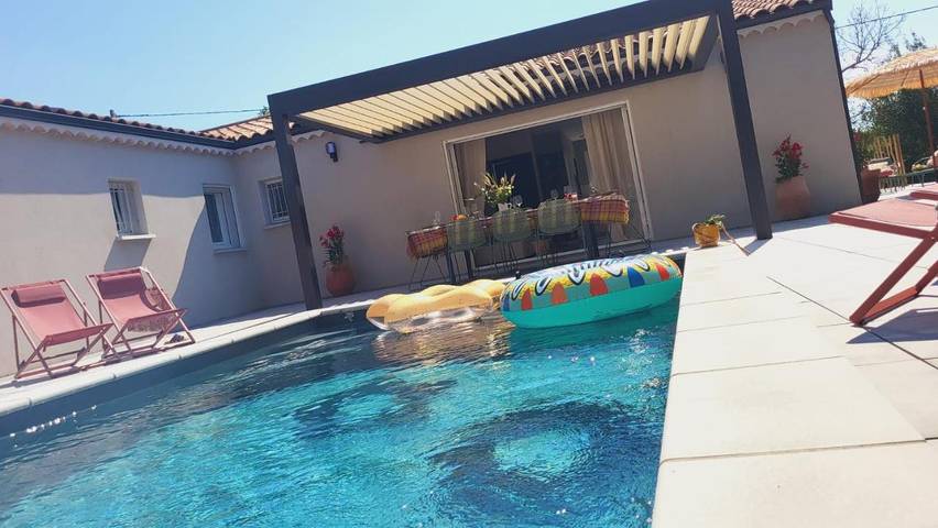 Location de vacances pour 9 personnes, avec jardin ainsi que terrasse et piscine à Labeaume - 4