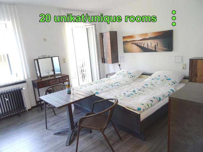 Hotel, mit Balkon und Terrasse sowie Garten und Ausblick in Fränkisches Weinland