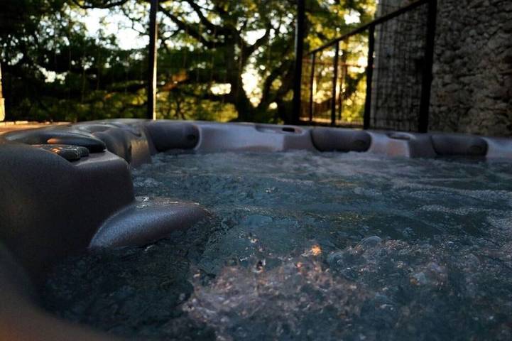 Gîte pour 10 personnes, avec Balcon et Jacuzzi ainsi que Jardin et Piscine