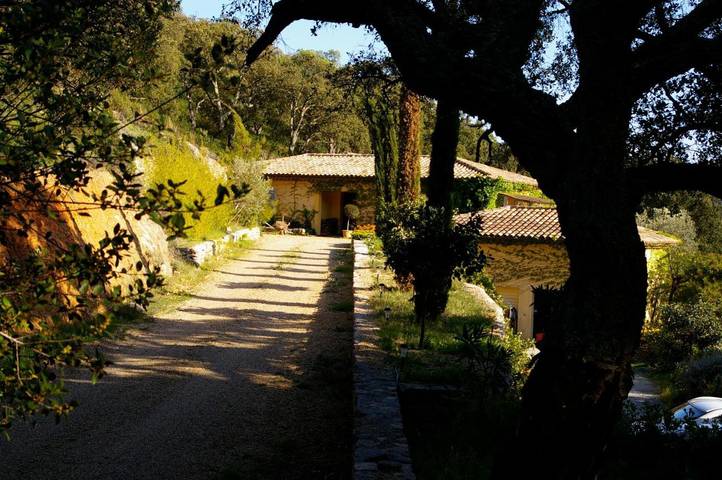 Location de vacances pour 12 personnes, avec piscine et vue ainsi que sauna et terrasse, animaux acceptés à La Celle-sous-Gouzon - 3