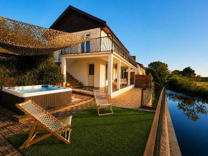 Location de vacances pour 6 personnes, avec Balcon et Jacuzzi ainsi que Terrasse et Vue à Sargé-sur-Braye
