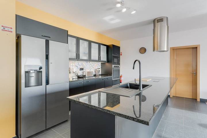 Location de vacances pour 6 personnes, avec piscine et jardin dans Estreito da Calheta - 4