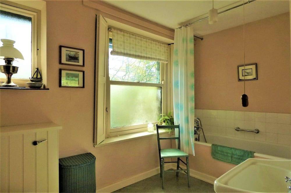 Special cottage for 2-4 in secluded nature reserve in Exmoor National Park. in Dulverton, Somerset
