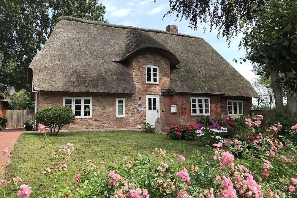 Ganze Wohnung, WattGut - Ferienhaus WattGut in Oevenum: Sauna, Kaminofen & Garten für 6 Gäste in Nordfriesische Inseln (Schleswig-Holstein) (Schleswig-Holstein), Oevenum