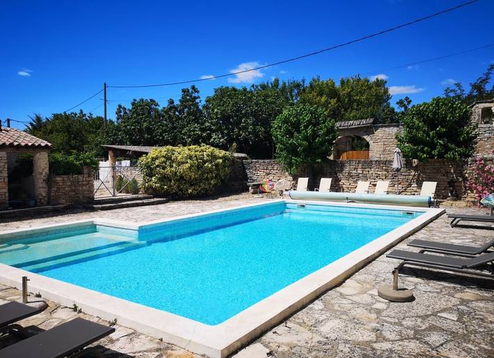 Gîte pour 2 personnes, avec terrasse et piscine, animaux acceptés
