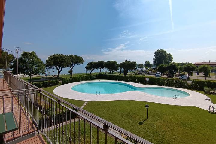 Ferienwohnung für 4 Personen, mit Balkon/Terrasse und Pool sowie Seeblick, mit Haustier