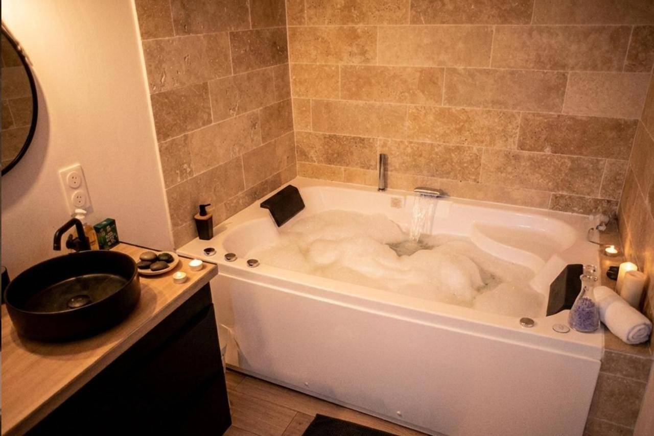 Appartement entier, Centre Ville - appartement de caractère- baignoire Balneo in Besançon, Doubs