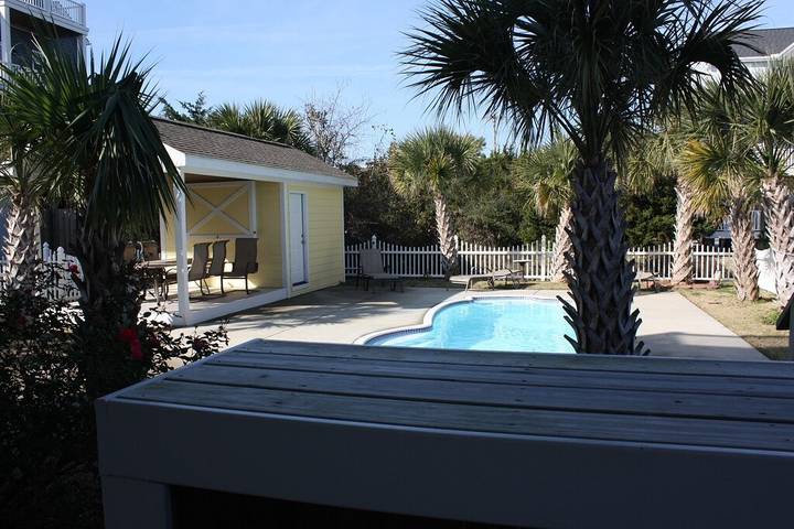 Vacation rental for 21 people, with hot tub and yard in Surf City