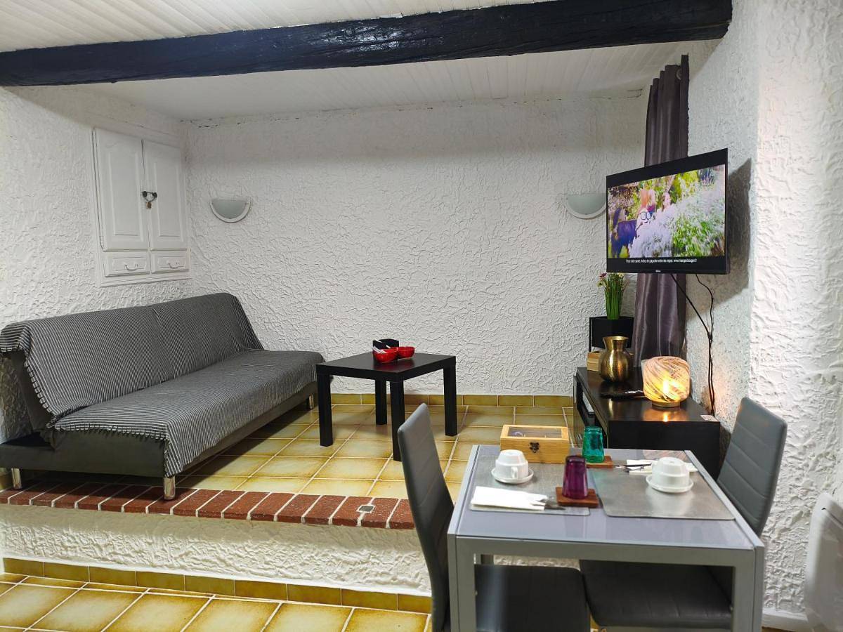 Appartement entier, One-Bedroom Apartment in L'Escarène, Côte méditerranéenne (France)