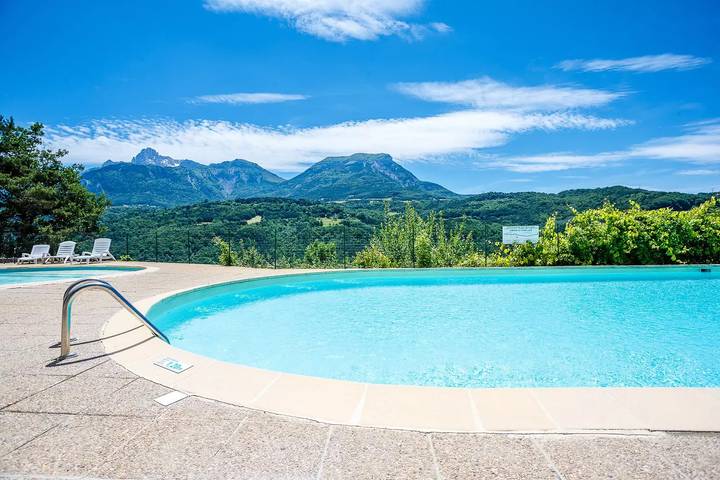 Chalet pour 2 personnes, avec piscine et terrasse, animaux acceptés dans Auvergne-Rhône-Alpes