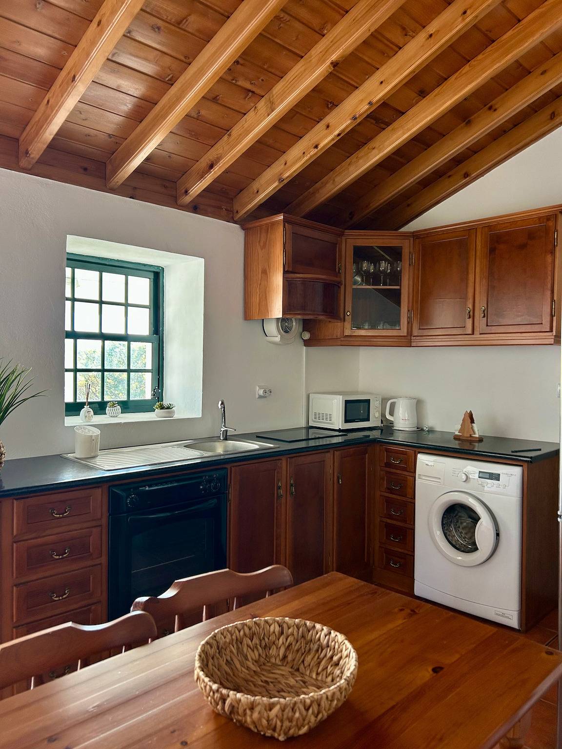 Villa 'Casa Ponta Do Biscoito' with Sea View, Private Garden and Wi-Fi in Lajes do Pico, Island Pico