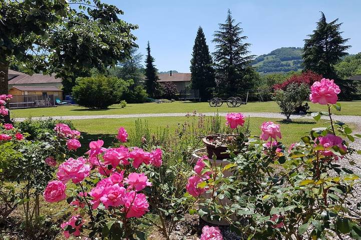 Location de vacances pour 8 personnes, avec Jacuzzi et Terrasse ainsi que Jardin et Piscine à Izeaux