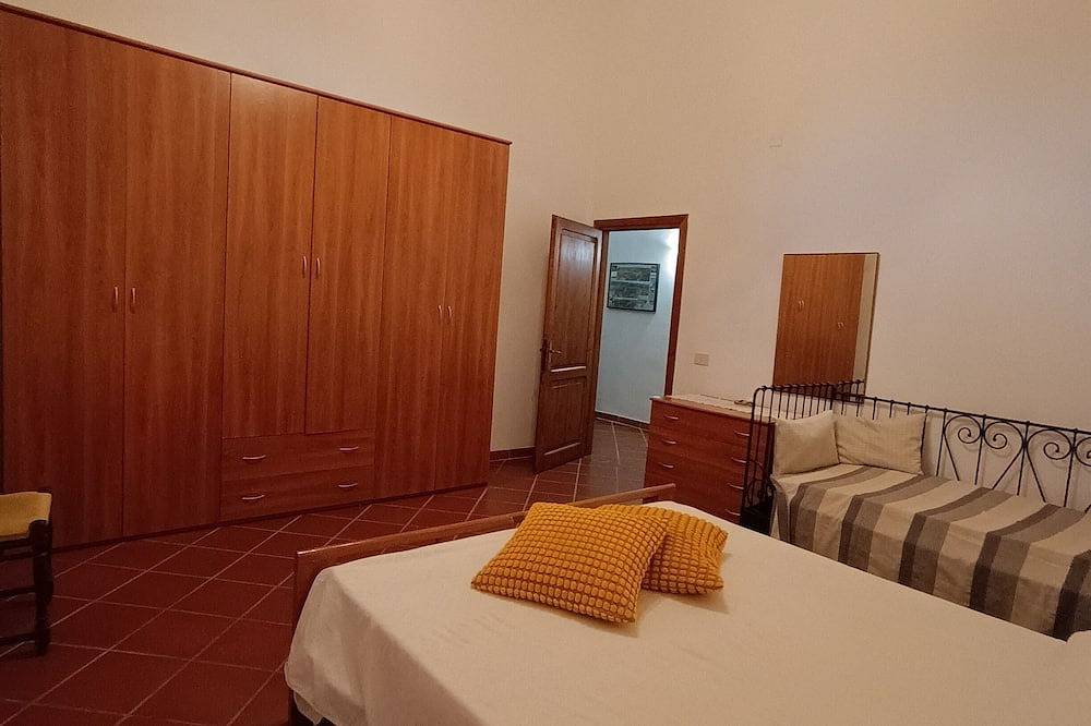 Spacious apartment strategically located for visiting Siena and province in Sovicille, Provincie Siena