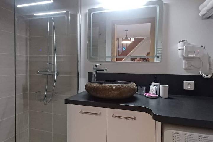 Casa Rural equipada con un spa privado a 5 minutos de las playas de arena blanca in Trélévern, Costa de granito rosa
