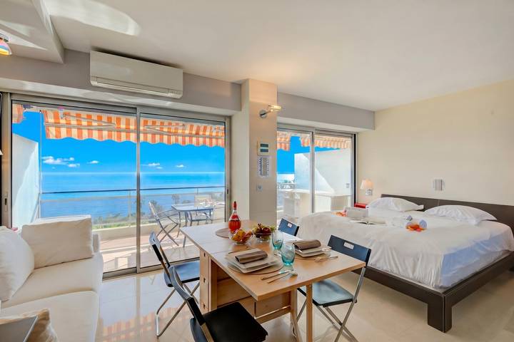 Gîte pour 2 personnes, avec piscine ainsi que vue sur l’océan et terrasse à Vallauris - 4