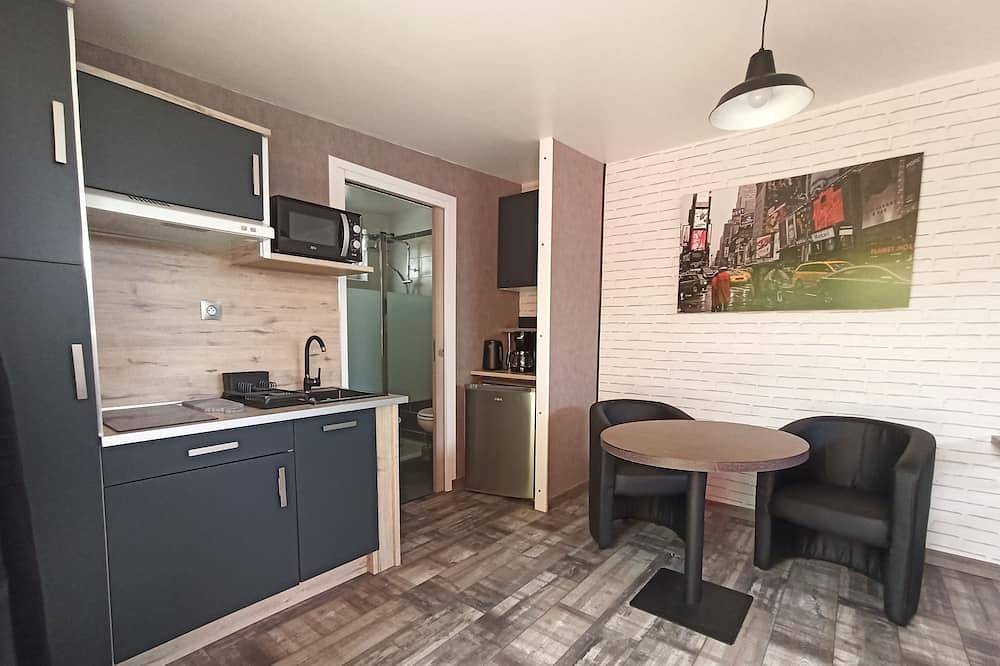 Entire apartment, Studio 2 Pers. 25 m2 with terrace not overlooked, near beaches, port and village. in Larmor-Plage, Côte des Mégalithes