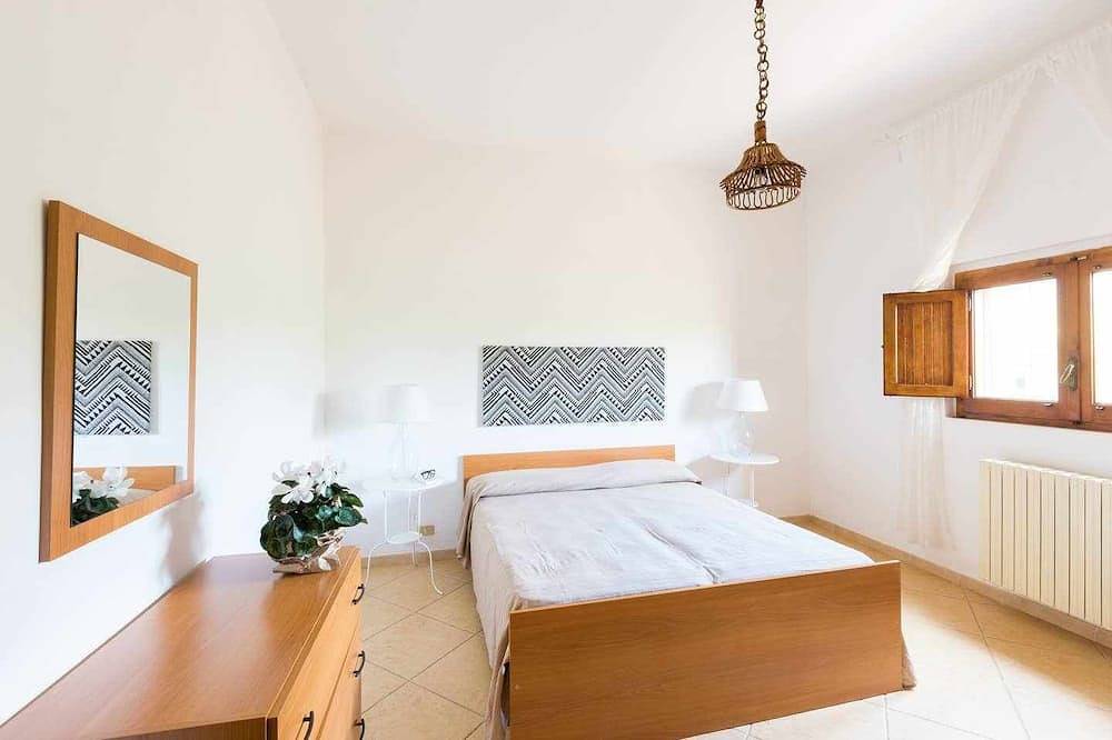 6km from the beaches - near Torre Guaceto Nature reserve. Fenced. Castle at 900m in San Vito dei Normanni, Salento