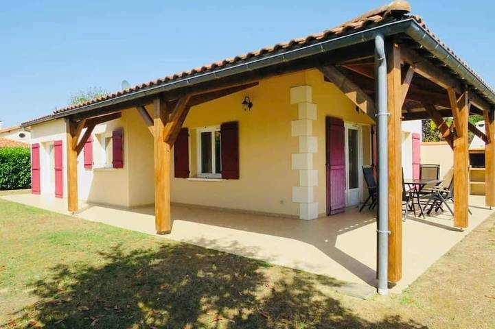 Location de vacances pour 4 personnes, avec jacuzzi ainsi que piscine et jardin, animaux acceptés à Les Forges