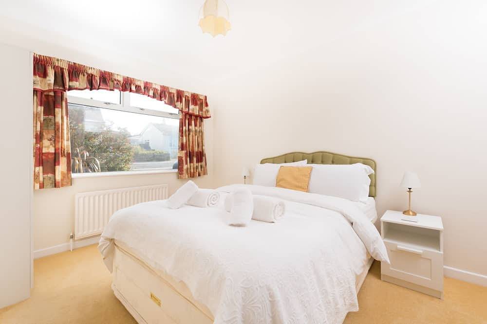 Family and pet friendly home sleeping up to 10, located within walking distance of the beach in Crantock, Cornwall